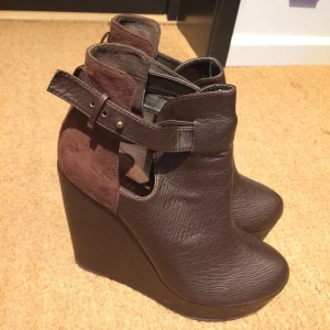  - Kilklackar från Tiamo. Äkta skinn och mocca. Väldigt bra skick och sköna att gå i, endast använda en gång ✨