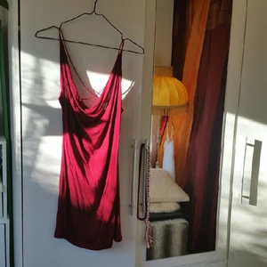 - Vinröd sommarklänning med silkesband på ryggen. Passar till varmare dagar. 