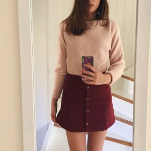  - Vinröd jeanskjol från Monki. Sparsamt använd, som ny! 🍡🌸