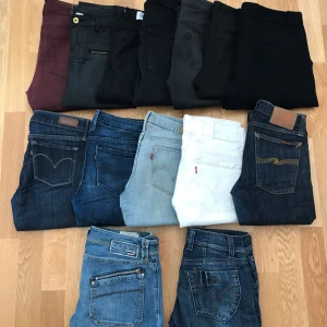  - Garderobsrensning och dessa byxor passar mig dessvärre inte längre 😞   Översta raden - 7st byxor från MQ, Zara, Gina Tricot, InWear mfl. Storlek S.   Mellersta raden - 4 Levis byxor, 1 Nudie byxa storlek 26/32  Nedersta raden - 1 Diesel byxa storlek 29/32, 1 Miss Sixty byxa storlek 27/32   Säljes i ett paket för 550kr 