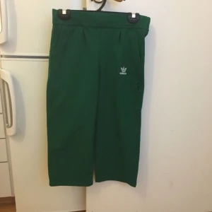  - Adidas 3/4 mjukis/joggers med två fickor. Unisex (men skulle säga storleks mässigt passar nog tjejer bättre.) Några frågor/funderingar fråga gärna.   🏛 Mötas - Vänersborg  💸 Betala - Swish/Kontanter 📦 Skicka - köparen står för frakt  🛍 Happy Shopping 😊💕  •VIKTIGT! Allting som blir såld - alla pengar går till M.E & forskning. Så snälla hjälp mig samla så mycket pengar som möjligt så vi kan båda hjälpa de drabbande tack ❤