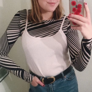  - Ljusrosa linne! SÅ fint att ha över t-shirts och andra tröjor, tänk typ clueless!!