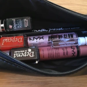  - • Maybelline ”master precise” liquid eyeliner • NYX ”away we glow” liquid highlighter • NYX butter gloss (07 tiramisu) • ”Invictus” eau de toilette (1,5 ml) • Depend nagellack 456, 124 och 530