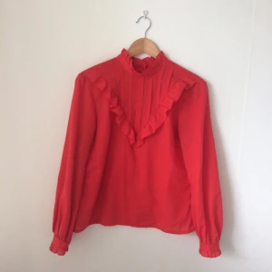  - Svinfin röd blus hittad 2hand. Lite nopprig på vissa ställen, men inget som syns väl.