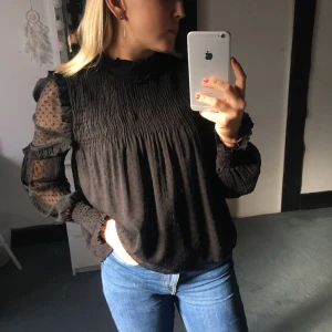  - ROMANTISK BLUS ✨ romantisk supersöt prickig blus inköpt från Zara i vintras. Tyvärr knappt använd, så i mycket gott skick!! Perfekta blusen för höst och vinter!! Meddela mig för fler bilder 
