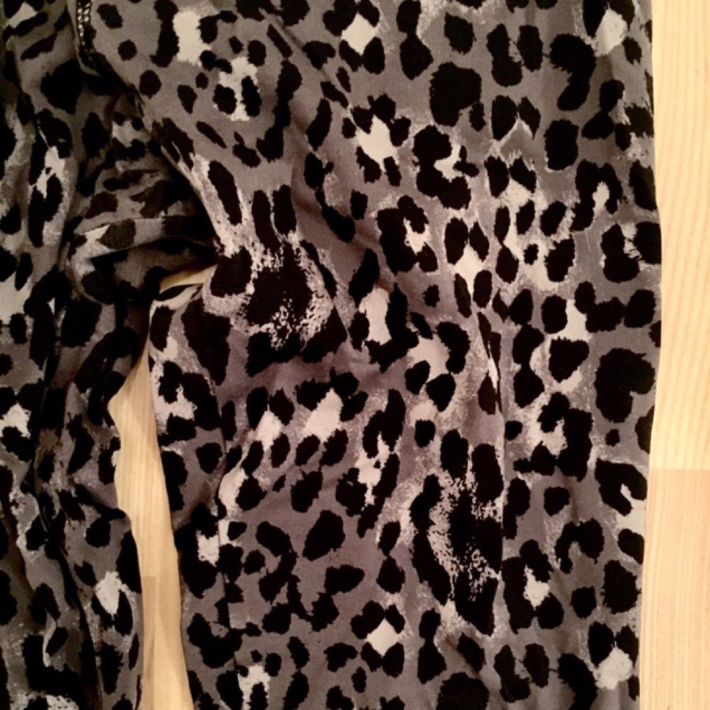 Snygga leopardmönstrade tights från Gina Tricot. Sparsamt använda. Jeans & Byxor.