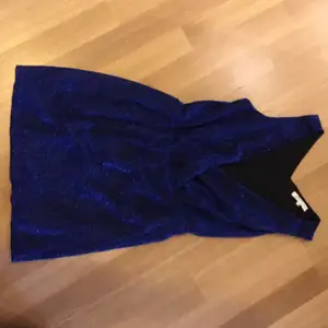 Glittrig blå klänning