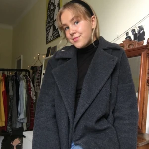  - SÅ fin kappa från Forever21 !! Ser så lyxig ut och riktigtttt snygg modell på den, får så mycket komplimanger ;))) KÖP!! 