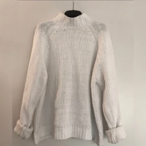  - Otroligt mjuk oversized vit tröja i storlek XL (men sitter som en strl M). Jag själv har strl S och har använt den som en oversize knit! 
