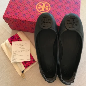  - Hej säljer denna snygga modell av Tory Burch ballerina inköpt på Nathalie Schuterman i Stockholm. Kvitto, kartong och strandpåse medföljer. Säljer dem pga fel storlek. Helt oanvända. Nypris: 2295kr. 