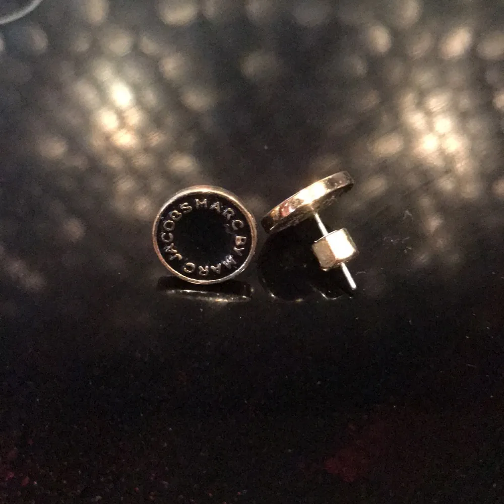 Marc Jacobs örhängen i svart och guld!⭐️ FRI FRAKT!  12mm i diameter. Accessoarer.