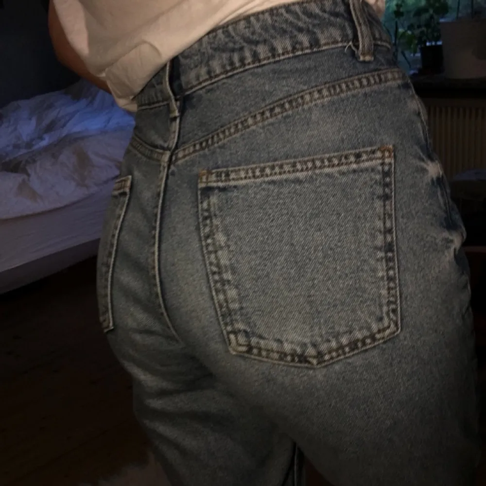 Mom jeans från TopShop, midja-71cm längd-71cm Ett par favoriter, sjukt bekväma!! Säljs för att de tyvärr är större och jag hittade ett par likadana som sitter bättre. Bilderna är alltså tagna där jag håller ihop  byxorna vid midjan.   FRAKTKOSTNAD TILLKOMMER. Jeans & Byxor.