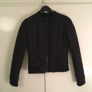  - Bomberjacka från Sisters. Strlk XS. 