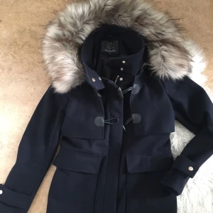  - Säljer nu min älskade kappa i storlek S. Den har en supermysig och stor päls. Fler bilder kan tas på pälsen! Sänkt från 500  Kappan har en väldigt mörkblå färg. Kappan är varm och perfekt innan vintern. Kan självklart frakta kappan mot en fraktkostnad, annars finns jag i Linköping/Norrköping!