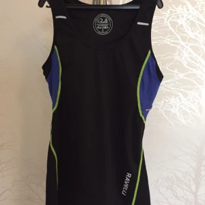  - Träningslinne och Träningsbyxa från märket Ravelli. Linnet är storlek S och har inbyggd sporttopp. Byxorna har storlek M och har en liten ficka med dragkedja baktill. Byxorna är 3/4 längd.  Ett plagg för 50 kr. Båda för 80 kr.