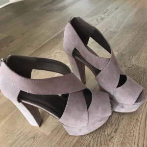  - Helt oanvända klackskor, köpt till studenten tre år sedan 