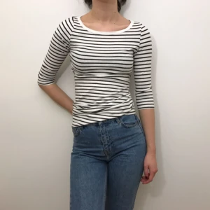  - Svartvit-randig tröja med "trekvarts"-längd på ärmarna. Tröjan har tyvärr en liten missfärgning på ena ärmen (se bild 3), men det är inget som är märkbart. Hämtas i Uppsala eller fraktas till önskad adress.