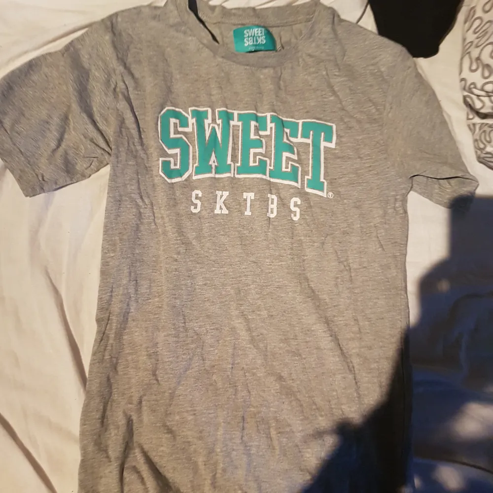 Cool sweet tröja i storlek extra small Köparen står för frakt  . T-shirts.