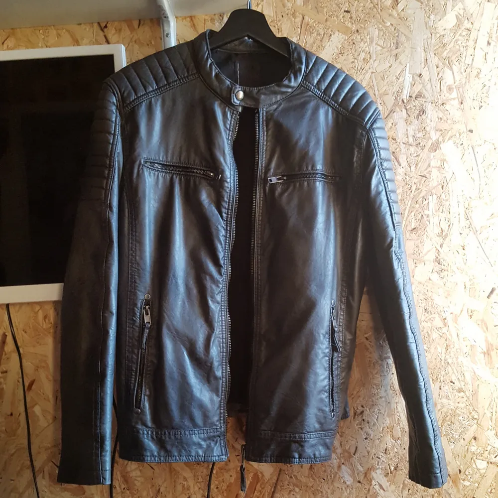A mens fake leather jacket my brother no longer uses. It has a bit of paint on it but hardly noticable since I used it and Im a art student.. Jackor.
