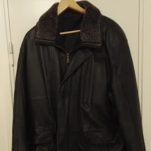  - Tezzoro läderjacka från Italien. Den är dubbelfodrad och väldigt varm. Svart. Har använts väldigt lite. Kostar över 500euro ny. Storlek 54. Finns i Solna.