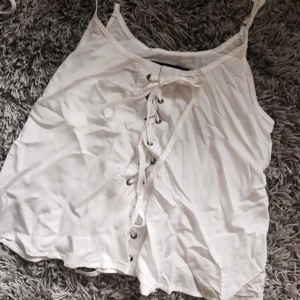  - Topp med snörning framtill. Aldrig använd.