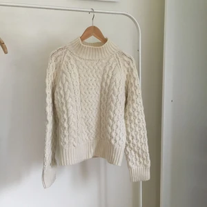  - Vit, stickad tröja i ullblandning från H&M. Stickad i fint mönster och bra kvalité.