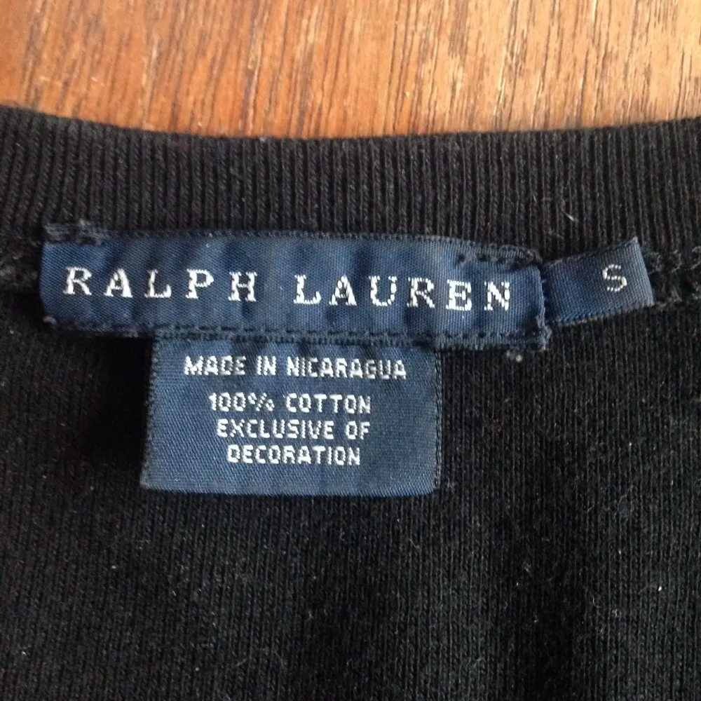 Svart, v-ringad topp från Ralph Lauren. T-shirts.