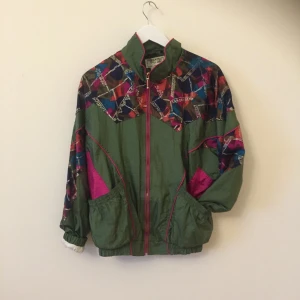  - Jättehärlig vår-/höstjacka jag köpt här på Plick, men tyvärr inte använt så ofta.