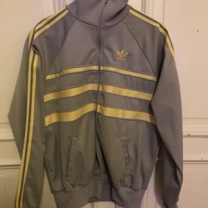  - Mycket trevligt skick på denna Adidas Tracksuit från mitten av 80-talet Storlek: L / 52 Hämtas i Luthagen, Uppsala Kan skickas spårbart för 89 SEK