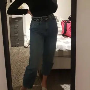 Jeans från weekday i modellen meg! W27 L26. Säljes pga felköp, använda endast några få gånger. Köparen står för frakt💞