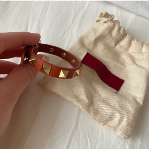 Oranget valentinoarmband - Armband i orange från valentino💕 toppenskick, inga slitningar alls! Dustbag ingår