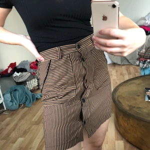 Kjol från mango  - Tunnt material men väldigt skön