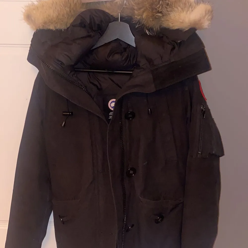 Canada Goose damjacka, Storlek S, köptes för runt 10 000 kr för ett tag sedan och har därför lyckats slarva bort kvitto men den är helt äkta, perfekt för höst och vintersäsongen, kan FRAKTAS också. Jackor.