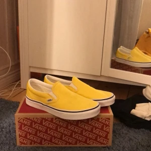 Gula vans  - Super snygga gula vans i storlek 39, säljer för att de tyvärr inte kommer till användning! Kan mötas upp i Linköping annars står köparen för frakten.