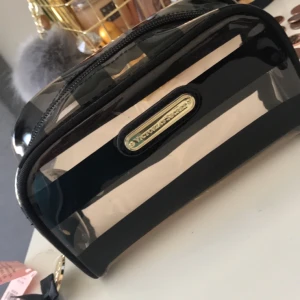 Vicoria Secret nessesär - Säljer en helt oanvänd Victoria Secret nessesär. (Lapp finns kvar, se bild 2) för 110kr men pris kan självklart diskuteras! 