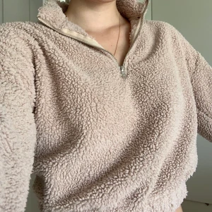 Munktröja från Gina - Obs!! Längden går till magen. Tajt, funkar som XS. Inkl frakt