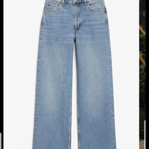 Monki yoko mid blue jeans - Lillsyrran ville köpa lite större byxor, men köpte fel storlek, kan ej lämna tillbaka för hon tog bort etiketten men har kvittot kvar. Köpt för 1 månad sen ungefär
