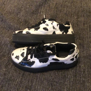 Komönstrade sneakers - Dessa nästan oanvända skorna från Miss Selfridge kommer tyvärr inte till användning längre och förtjänar därför ett nytt hem. De har en väldigt skön platåsula. Är i storlek 38,5 men fungerar för både 38/39 (jag har båda storlekarna beroende på sko). Syns knappt att de är använda. Använt de en gång, kartong finns dessvärre inte kvar längre. Pris går att diskutera :) köparen står för frakten
