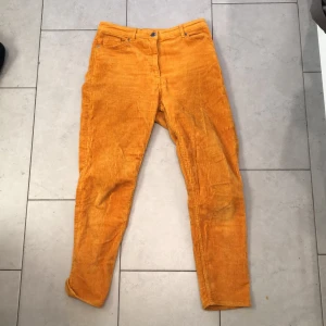 Monki gula manchesterbyxor i 38 - Saffransgula manchesterbyxor från monki i stl 38