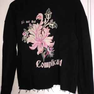 Cool blommig sweatshirt från Riverisland - Text ” Its not that complicated” . Storlek S från River Island. Bra skicka med ”fransar/slitet” nertill