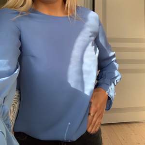Jättesöt blå blus från Gina tricot med en detalj längst nere på armen. Storlek 34 men passar även som 36. 110 kr och då är frakten inräknad 