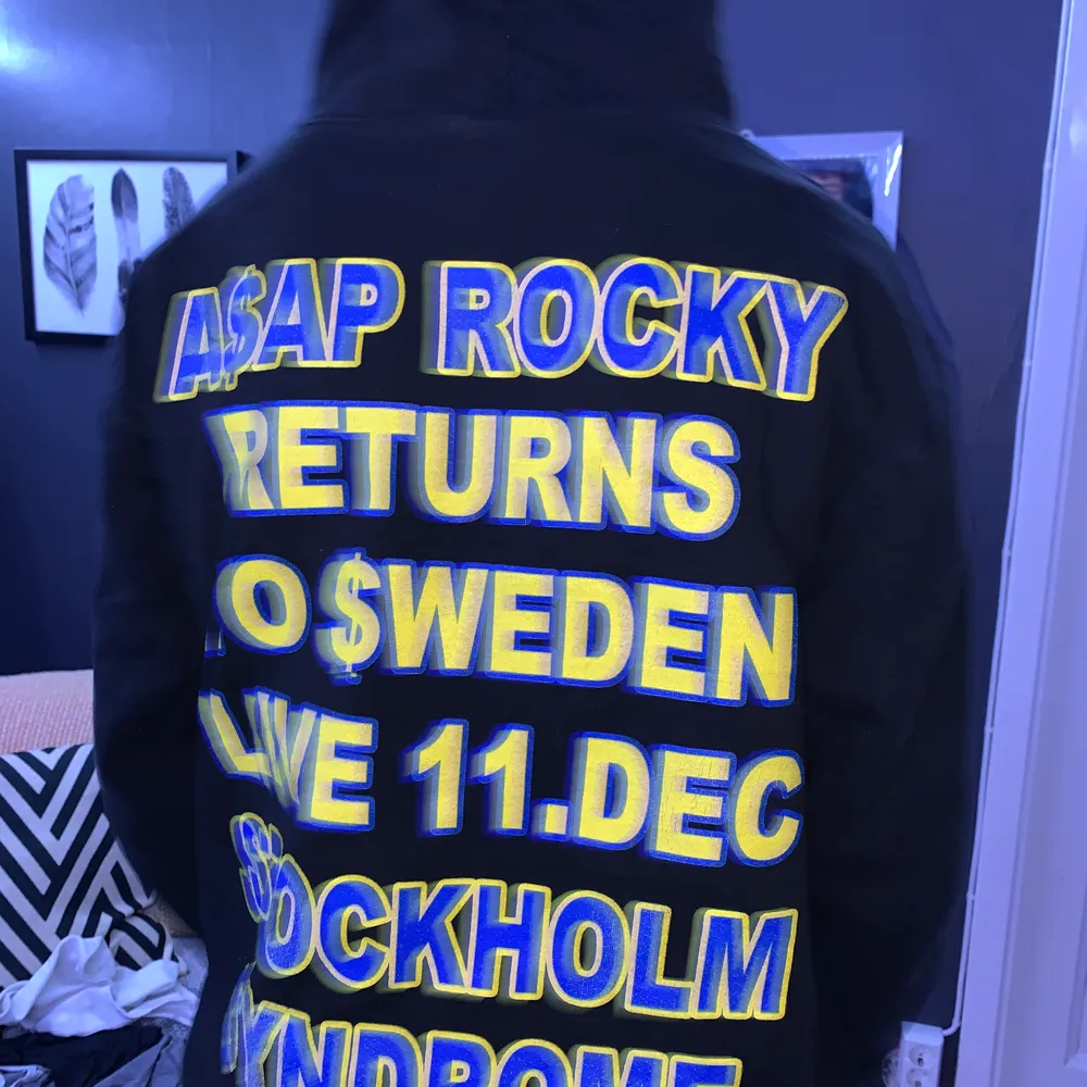 Äkta Asap Rocky hoddie köpt på konserten i Stockholm. Ända stället den är sönder på är där vid handleden :) Har fler bilder på den, så skriv så kan jag skicka dom <3 Köparen står för frakten. . Tröjor & Koftor.