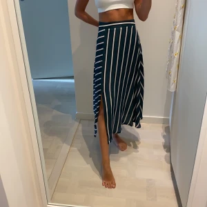 Grön kjol - Frakt tillkommer 63kr