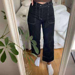 Säljer dessa jeans inköpta förra månaden! Är 165 och bär storlek W25 och som ni ser är jeansen croppade (se bild första bild), köparen står för frakten 💖