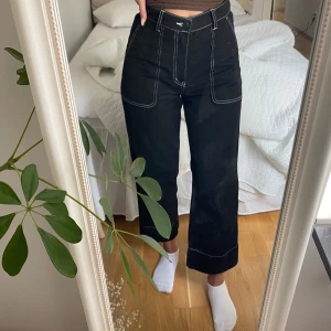 Monki jeans  - Säljer dessa jeans inköpta förra månaden! Är 165 och bär storlek W25 och som ni ser är jeansen croppade (se bild första bild), köparen står för frakten 💖