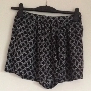  - Shorts. Frakt tillkommer. 