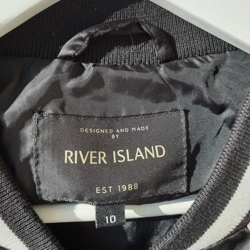 Bomber jacket from River Island - size 36/10 - worn only couple of times. Jackor.