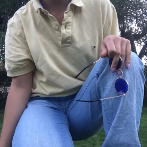 Gul hilfiger piké - En ljusgul pikétröja från Tommy Hilfiger, är en medium så är lagom stor på mig som har small vanligtvis. På bilderna har jag stoppat in tröjan, den är original längd. Färgen framhäver sommarens bränna supersnygggggggt ☀️🍋🌻💛