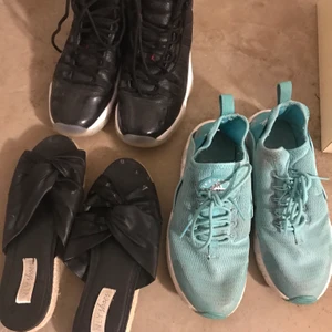 Skor - Jordan 11 storlek 38/38,5 pris 1800. Svarta sandaler finns redan i annonsen SÅLD🔴. Nike huaraches ljusblå 38/38,5 300 SÅLD🛑. Brun sandal storlek 38 80kr