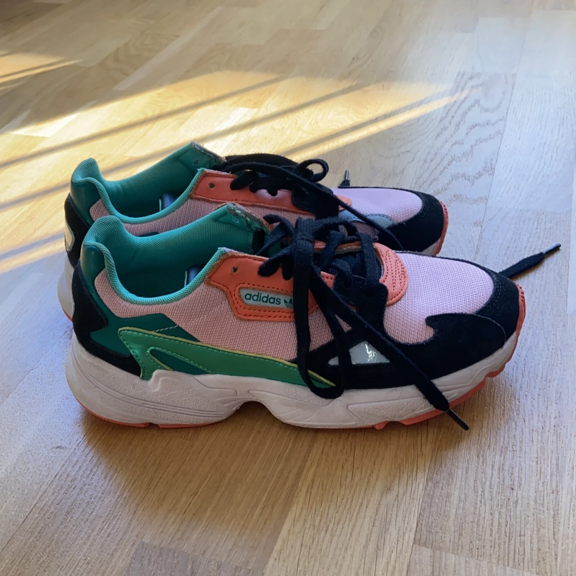 Adidas Skor Falcon W